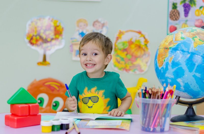 Schreibtisch mit Kinderglobus