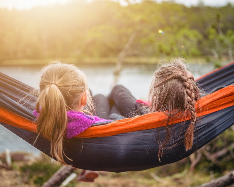 Hängematte mit zwei Frauen Hängematte mit zwei Frauen am See