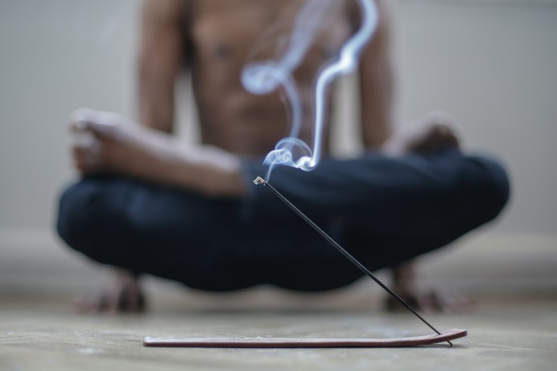 Räucherstäbchen bei der Meditation Raeucherstaebchen unterstuetzen bei der Meditation
