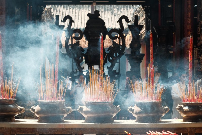 Tempel mit Räucherstäbchen Raeucherstaebchen in Tempel