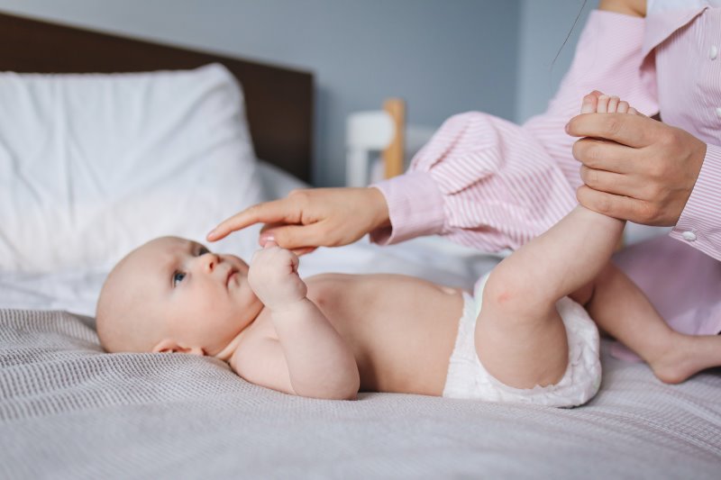 Wickelkommoden im Test Baby wird auf dem Bett gewickelt