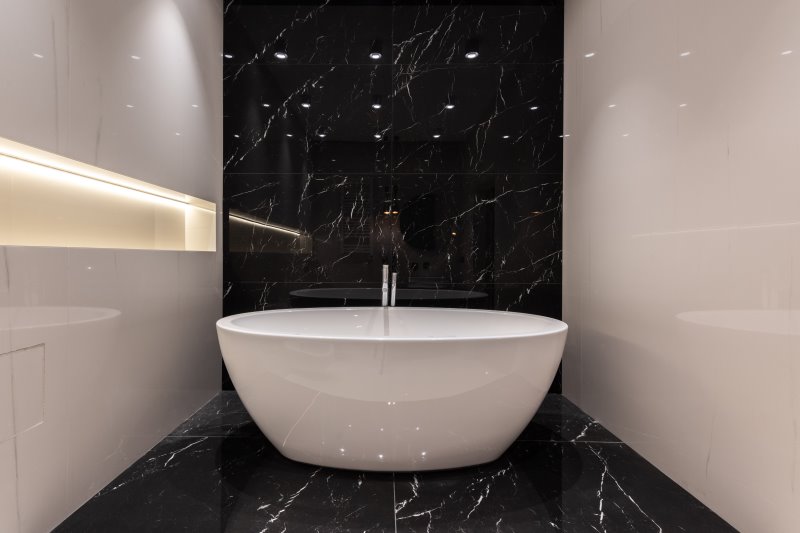 weiße, ovale freistehende Badewanne in modernem Badezimmer freistehende Badewanne im Test