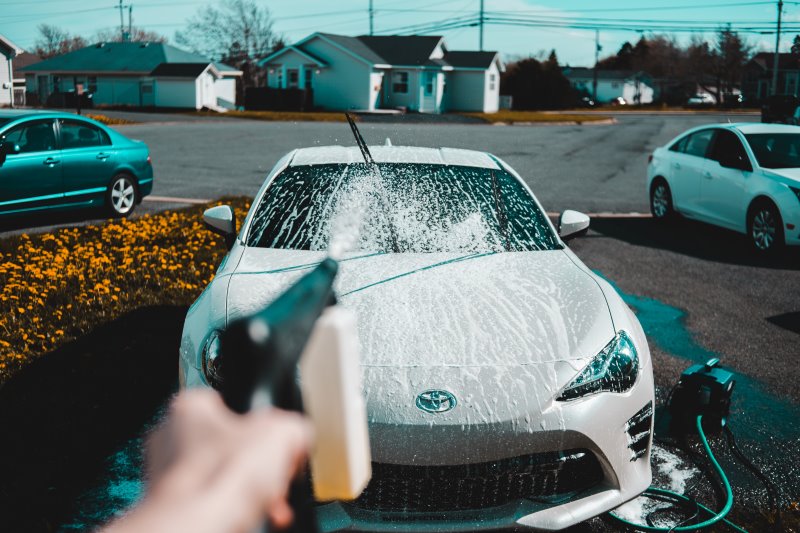 Auto wird in der Einfahrt gewaschen Autoshampoo im Test