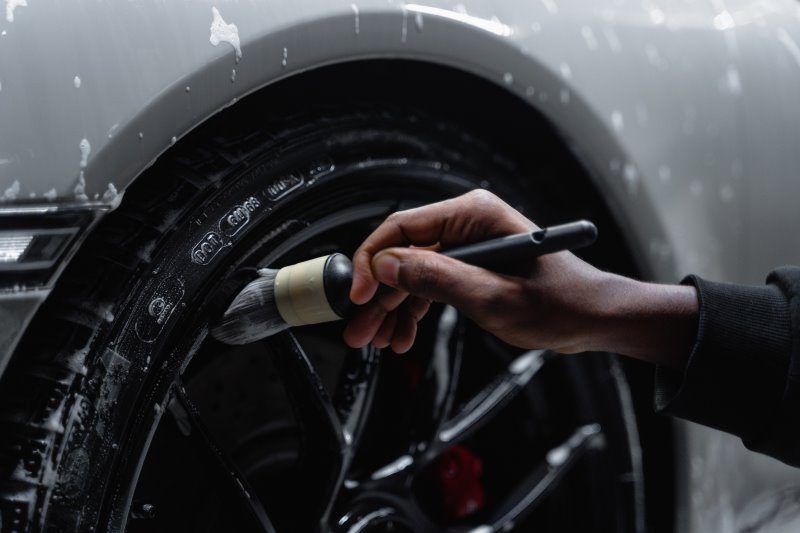 Eine Felge wird mithilfe eines Pinsels gründlich gereinigt. Felgenreiniger im Test