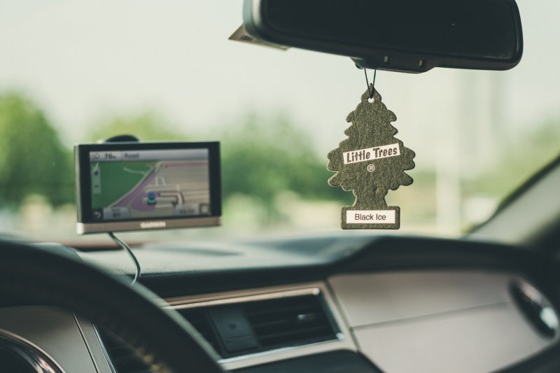 Duftbaum als Lufterfrischer im Auto Zu sehen ist ein Duftbaum im Auto.