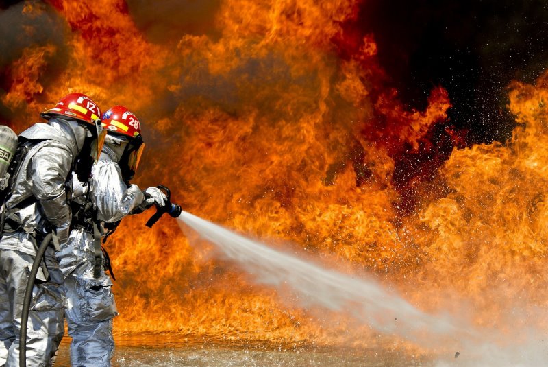 zwei Feuerwehrmänner löschen ein Feuer feuerfeste Dokumententasche im Test
