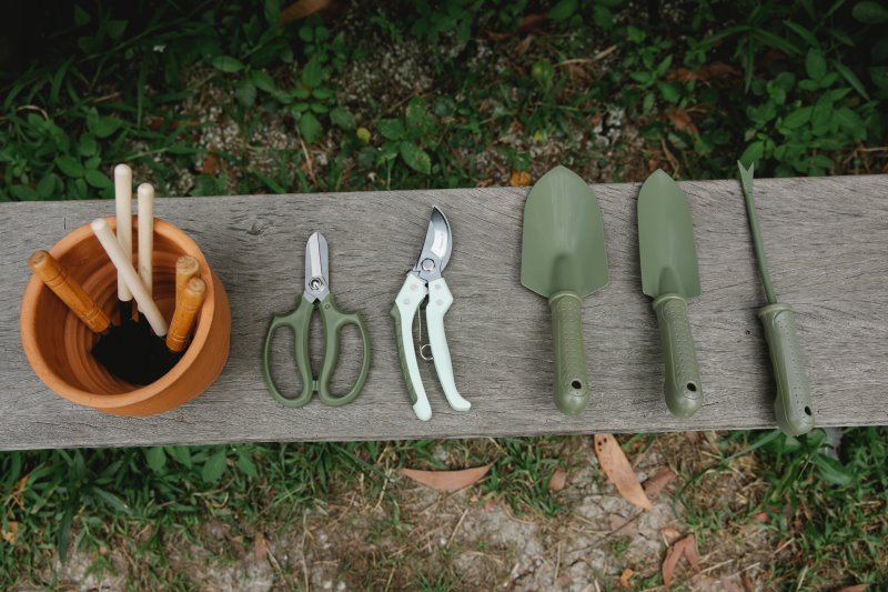 Gartenscheren liegt mit anderem Equipment sortiert auf dem Boden Gartenscheren im Test