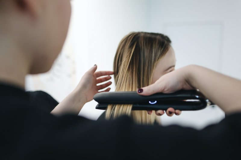 Friseur glättet Friseur glättet Haare