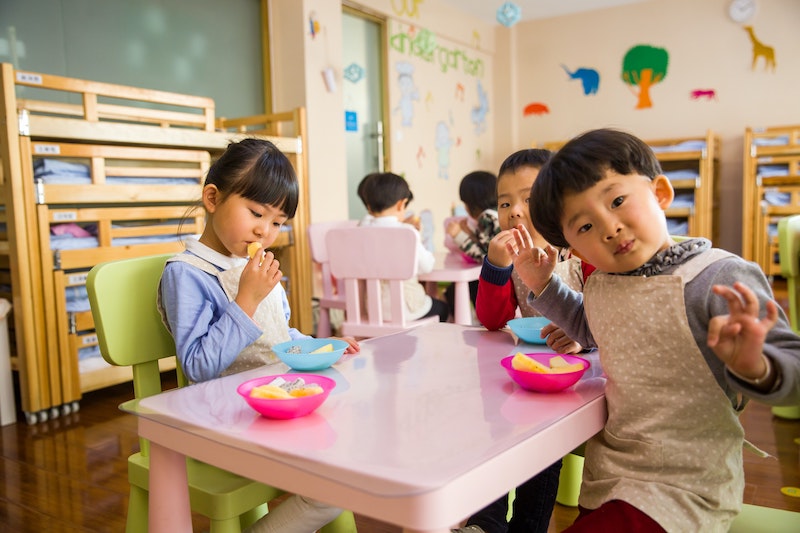 Kinder sitzen am Tisch Säulenventilator im Test