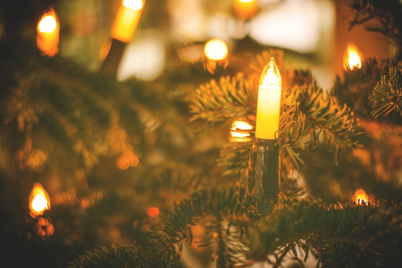 Kerzenförmige Lichterkette am Weihnachtsbaum