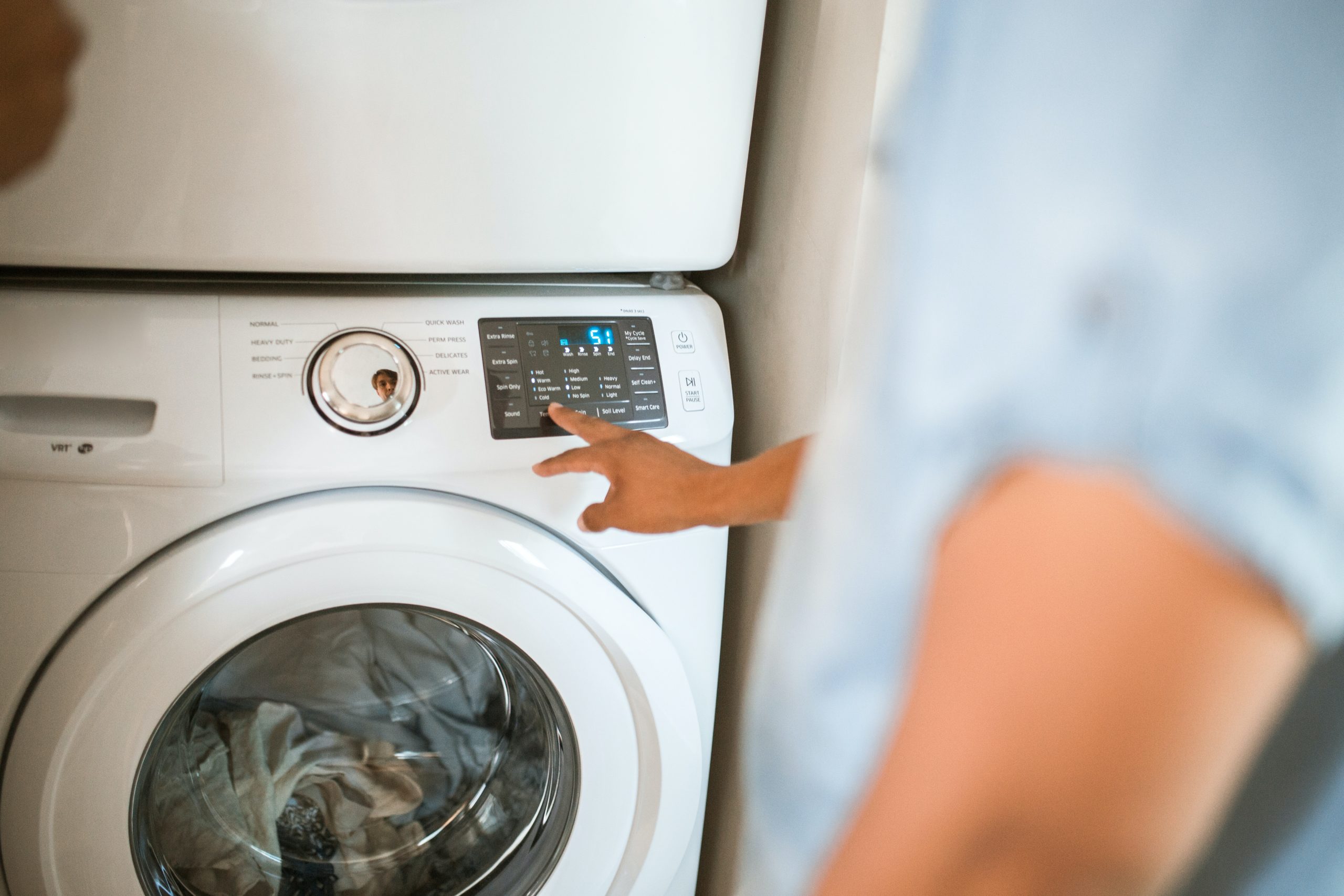Person bedient Waschmaschine Waschmaschine im Test