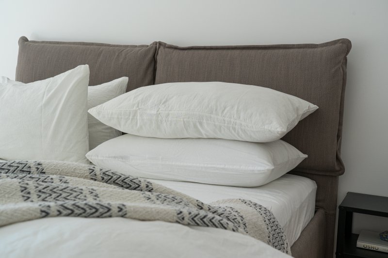 Verschiedene Kopfkissen Verschiedene Kopfkissen im Bett