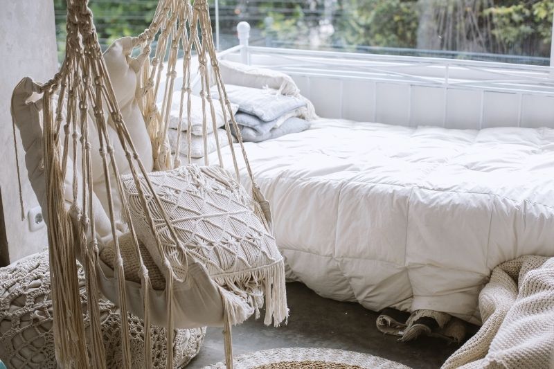 Stoffhängesessel hängt in einem gemütlichen Schlafzimmer Stoffhängesessel im Test