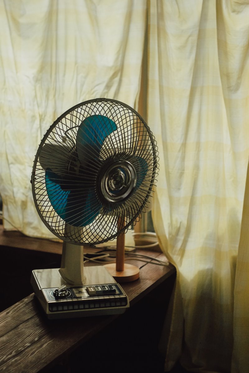 Ein Tischventilator am Fenster Tischventilator am Fenster