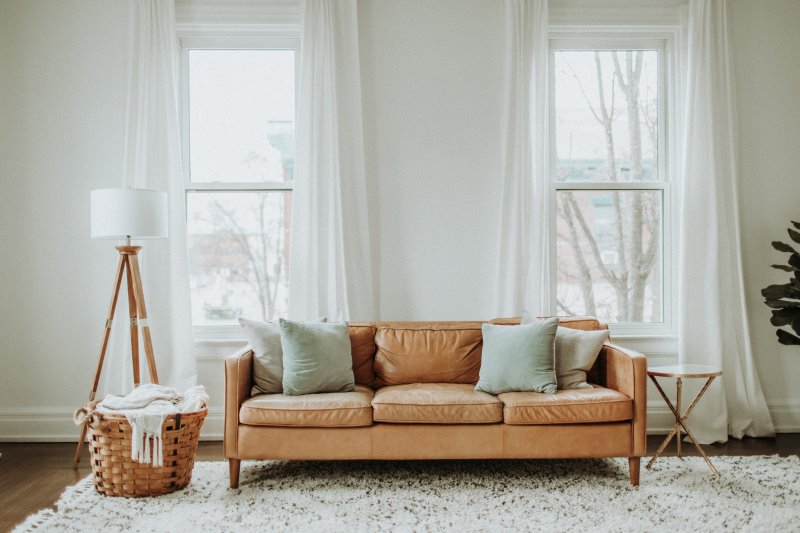 Schlichter, heller Teppich im Wohnzimmer Teppich unter dem Sofa