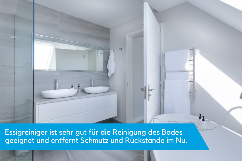 Ein sehr sauberes helles Badezimmer