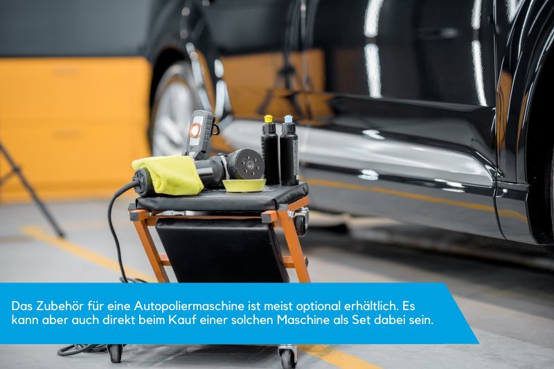Vor einem schwarzen und polierten Auto befindet sich eine Poliermaschine mit Zubehoer wie Politur, Lampe, Aufsatz und Tuch 