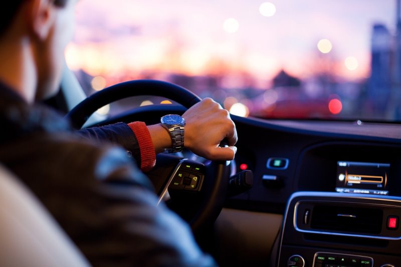 Multifunktionslenkrad verbunden mit Autoradio