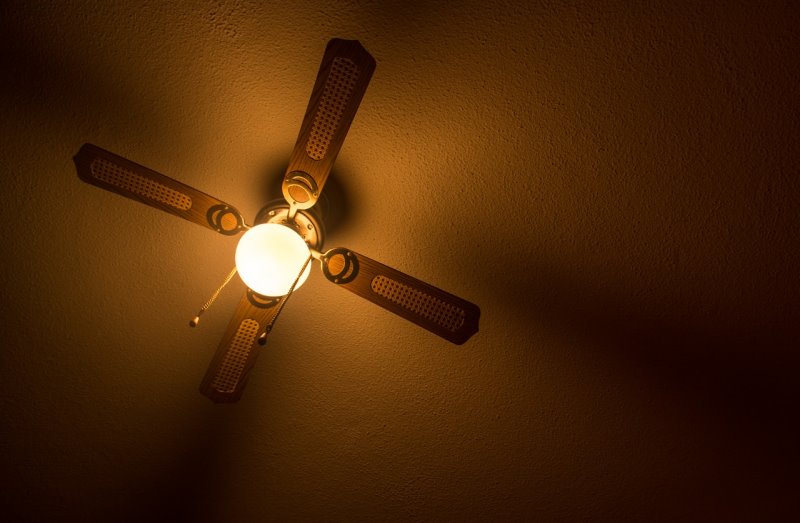 Deckenventilator mit vier Flügeln, Licht und zwei Zugketten.