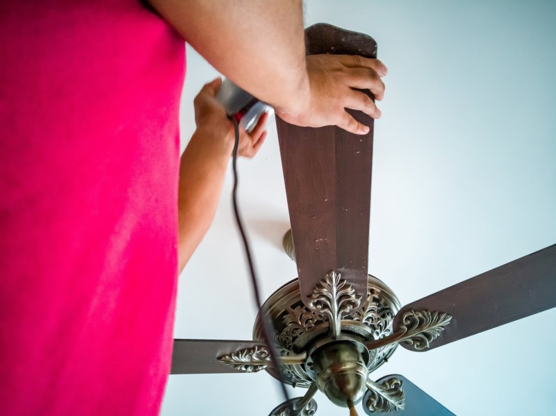 Deckenventilator wird montiert