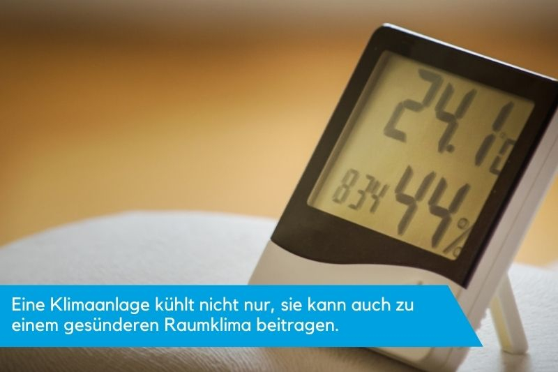 Ein Messgerät zeigt Temperatur und Luftfeuchtigkeit an.