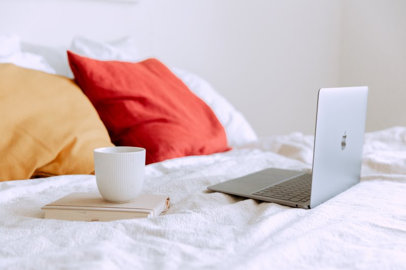 Matratzenschoner, Bett und Kaffee