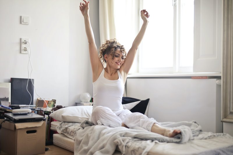 Matratzenschoner Frau im sauberen Bett