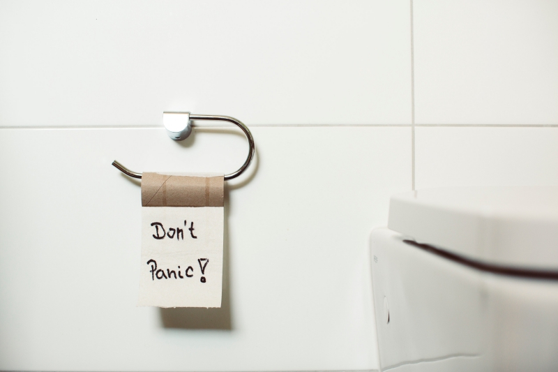 Po-Duschen im Test Eine leere Toiliettenpapierrolle mit der Aufschrift: "Dont Panic."