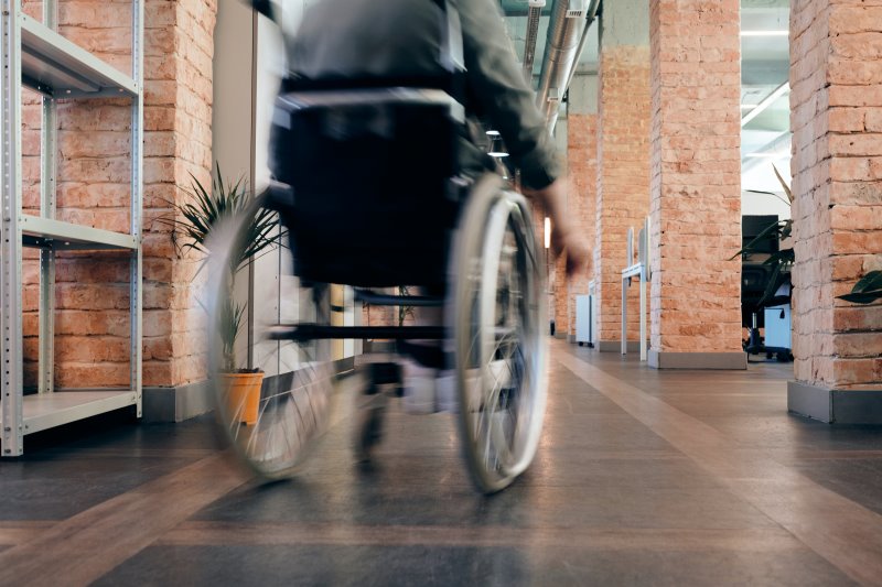 Person im Rollstuhl von hinten zu sehen