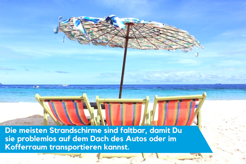 Strandschirm mit Liegestühlen auf dem Sandstrand. 