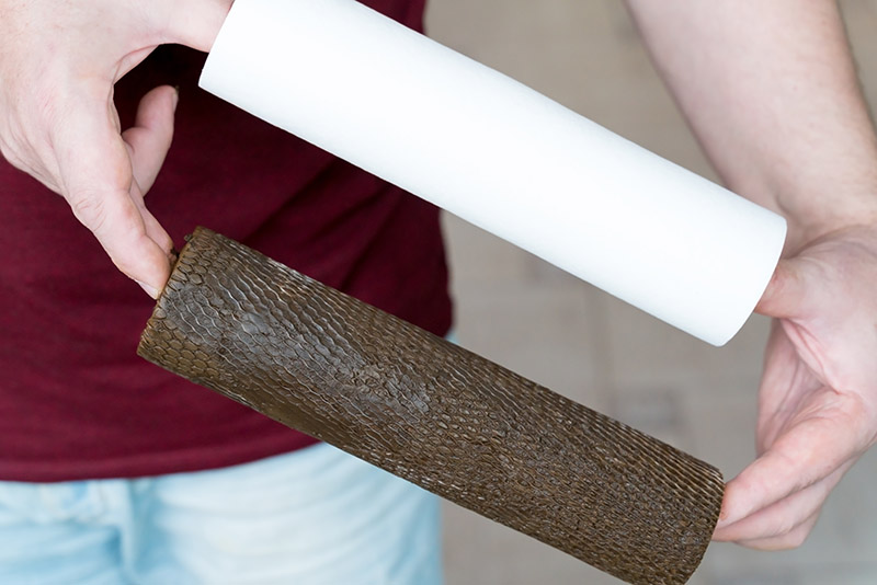 Ein verschmutzter Hauswasserfilter wird gegen einen sauberen Filter gewechselt Ein verschmutzter Hauswasserfilter wird neben einer sauberen Filterkerze gezeigt