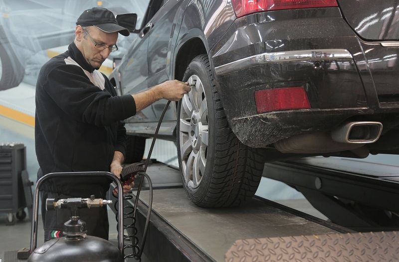 Mit dem Kompressoren werden Autoreifen aufgepumpt. 