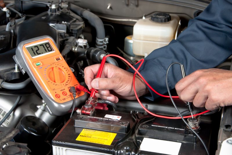 Spannsungsmessung an einer Autobatterie mittels Multimeter