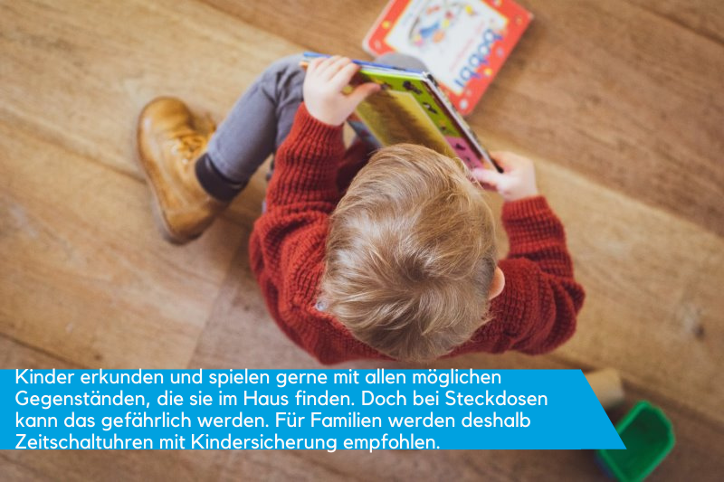 Spielendes Kind von oben