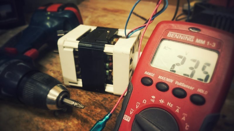 Ein Multimeter misst einen Wert