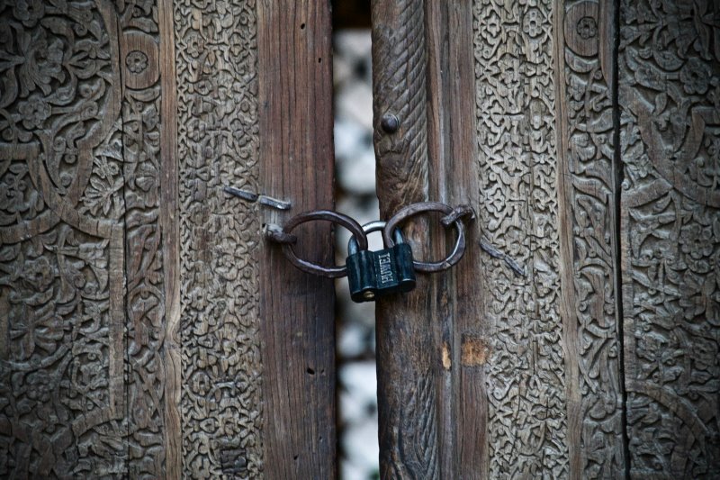 Schlüsselschloss hält zwei Türhälften zu