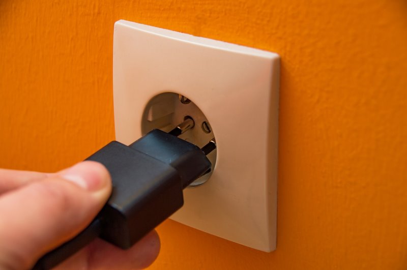 Stecker, der aus der Steckdose gezogen wird