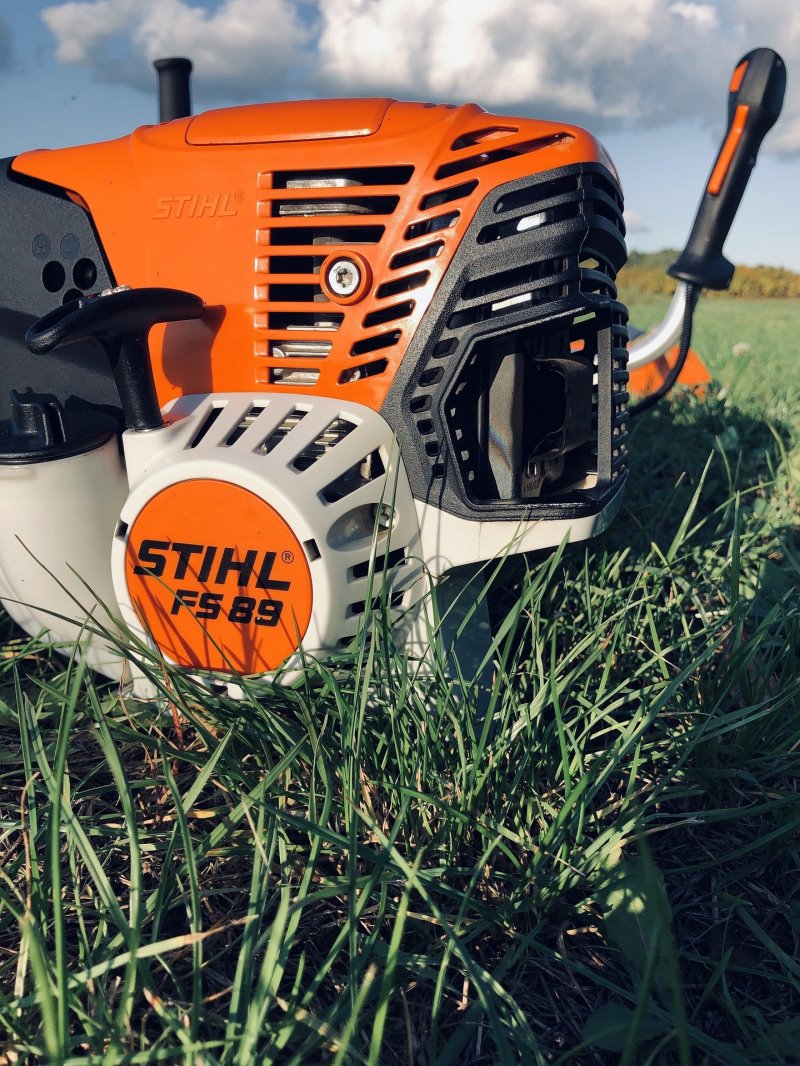 Stihl Rasentrimmer mit Trimmerfaden Stihl Rasentrimmer auf dem Rasen