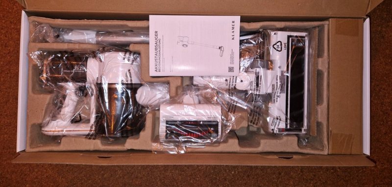 Der Akkustaubsauger 420 ausgepackt mit Zubehör.