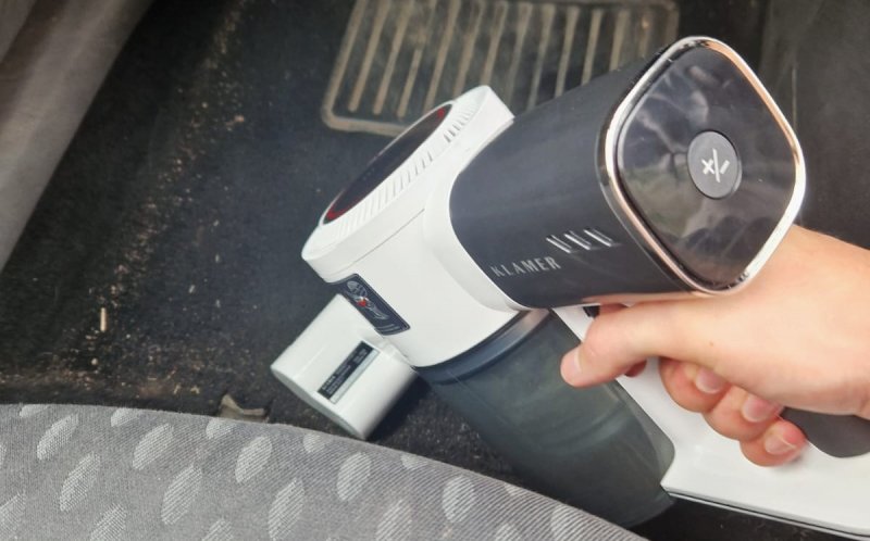 Der Akkustaubsauger 420 bei der Autoreinigung.