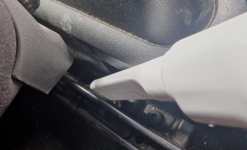 Der Akkustaubsauger 420 bei der Autoreinigung.