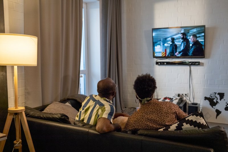 Ein zu hoch positionierter Fernseher kann zu Problemen führen.